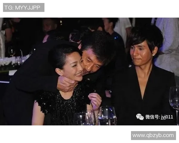 足球明星与成龙亲密合影高清图片展示精彩瞬间